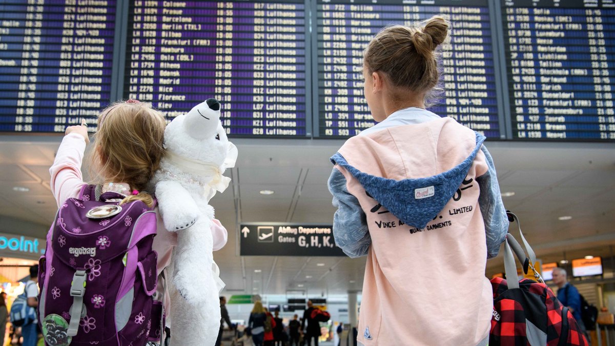 Kinder am Münchner Flughafen vor dem Start in den Urlaub