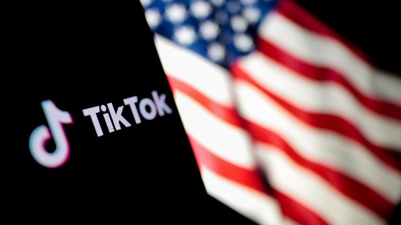 Links: Logo von TikTok, rechts eine wehende USA-Fahne