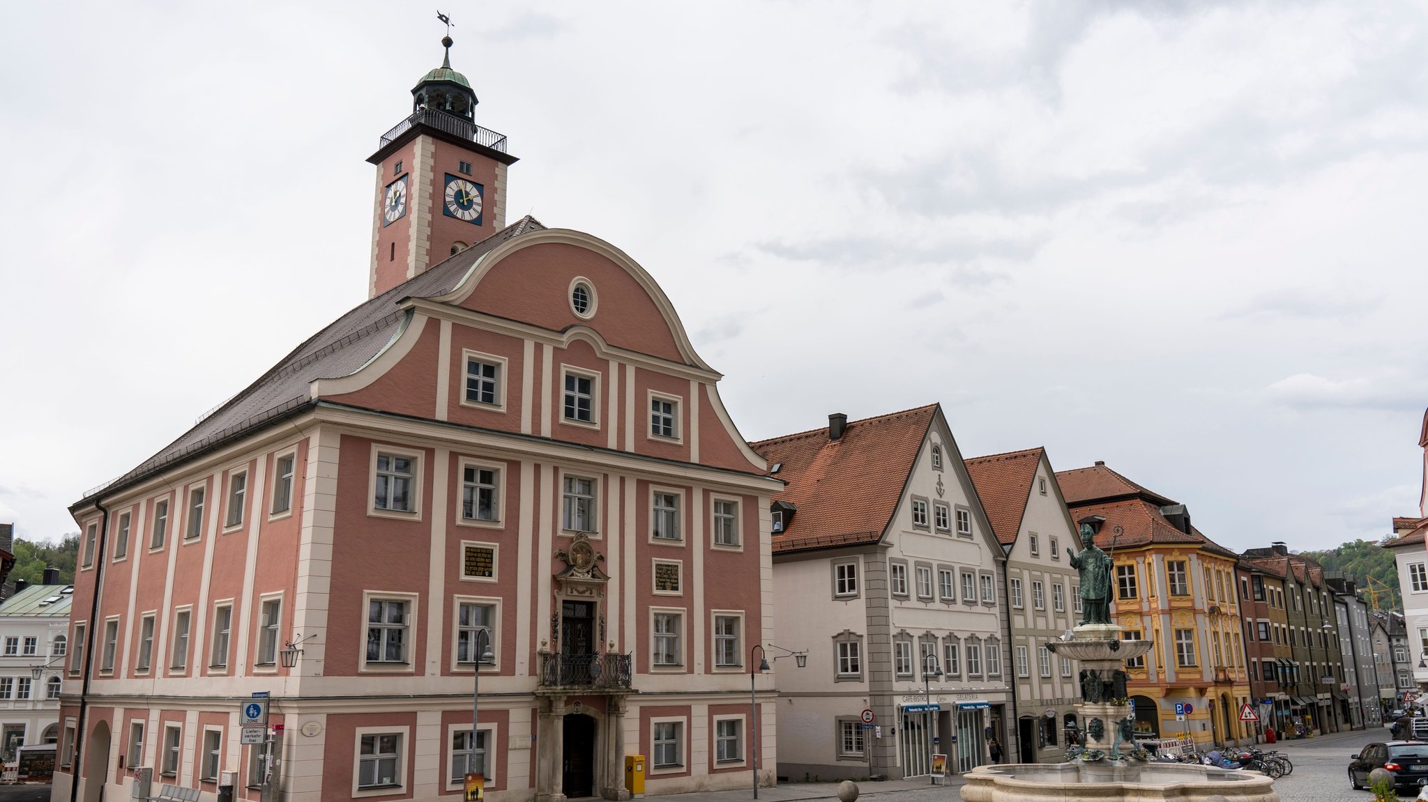 Der Marktplatz mit Willibaldsbrunnen in Eichstätt. Blick auf das Rathaus.