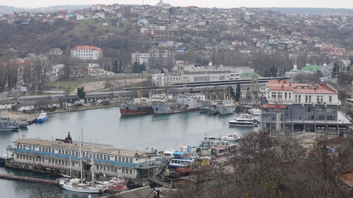 Archivbild: Blick auf die Hafenstadt Sewastopol in der seit 2014 von Russland annektierten Krim.