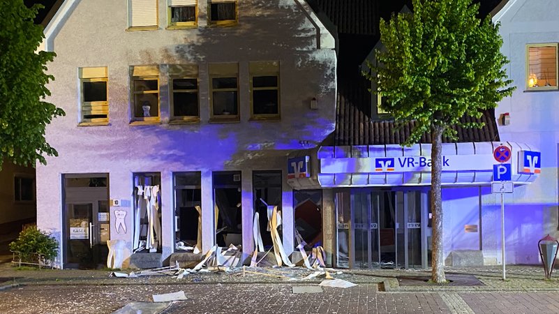 Die zerstörte Filiale der VR-Bank in Leipheim nach der Geldautomaten-Sprengung