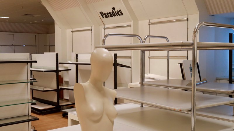 Eine unbekleidete Schaufenster-Büste vor leeren Regalen. | Bild: BR/ Axel Mölkner-Kappl Eine unbekleidete Schaufenster-Büste vor leeren Regalen.