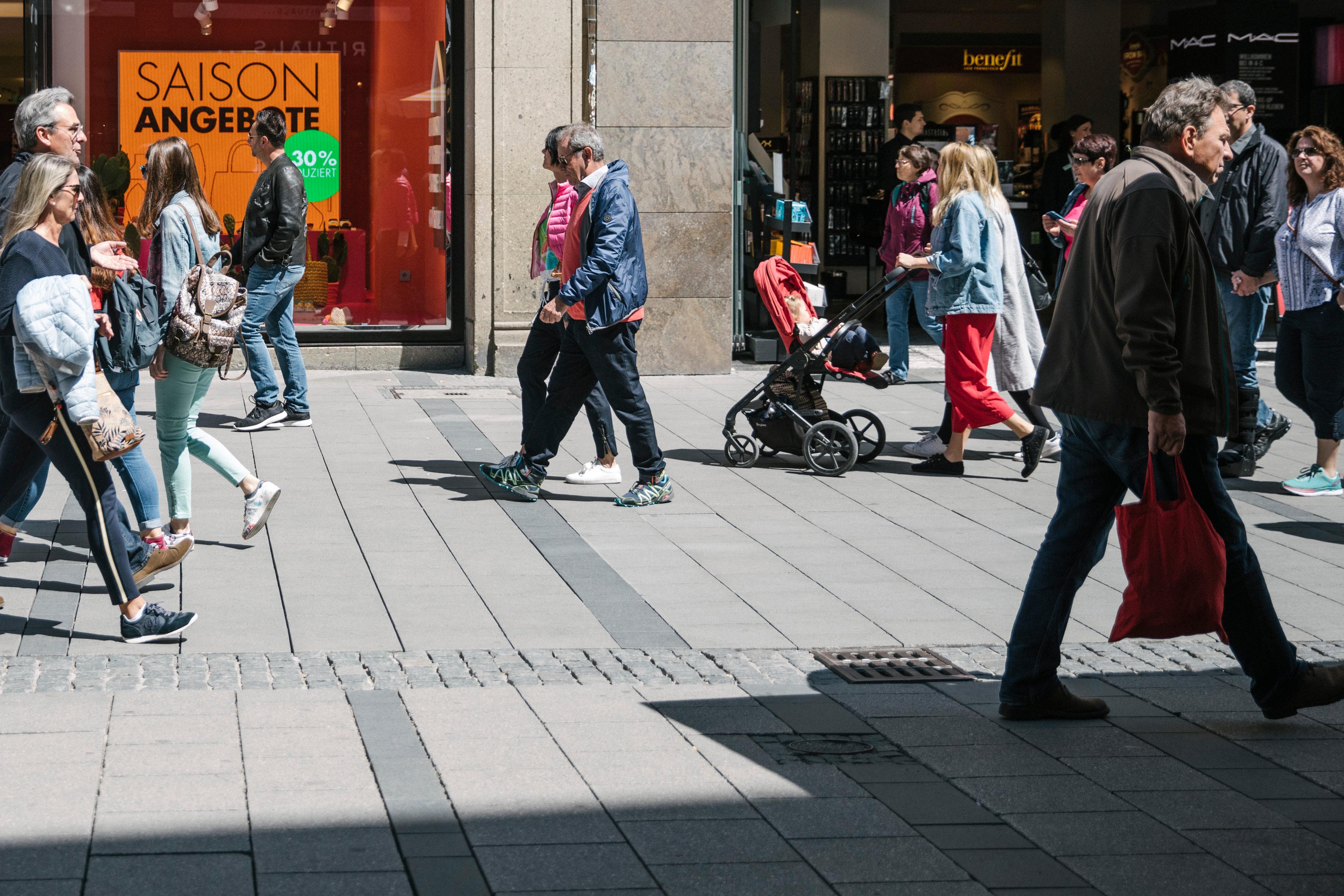 Menschen gehen durch die Kaufingerstraße in München (Symbolbild)
