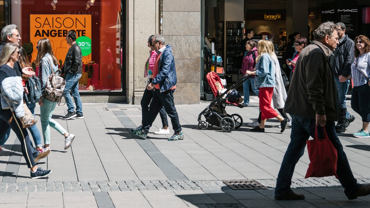 Menschen gehen durch die Kaufingerstraße in München (Symbolbild)