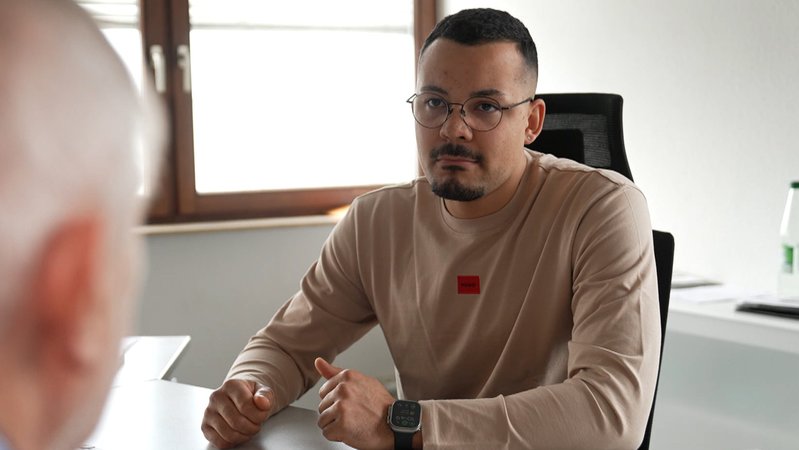 Der neue Chef des Bausanierers Hauber, ehemals Hummert, sitzt am Schreibtisch. | Bild: BR Der neue Chef des Bausanierers Hauber, ehemals Hummert, sitzt am Schreibtisch.