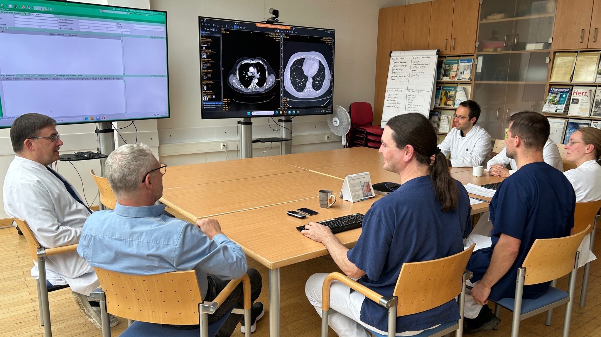 Mehrere Ärzte und Therapeuten beraten die bestmögliche Behandlung für einen Krebsbefund