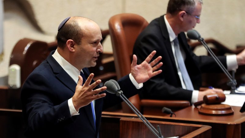 Naftali Bennett (l.) bei seiner Rede in der Knesset