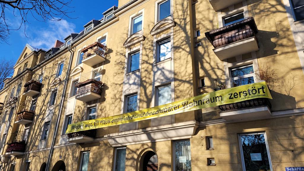 Transparent mit der Aufschrift "Wieder wird ein Haus entmietet und bezahlbarer Wohnraum zerstört" | Bild: Mira Barthelmann Transparent mit der Aufschrift "Wieder wird ein Haus entmietet und bezahlbarer Wohnraum zerstört"