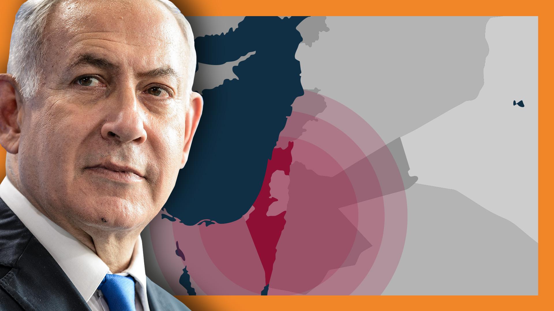 Ein Mann mit kurzen weißen Haaren und Anzug mit blauer Krawatte vor einer Karte, auf der das Staatsgebiet Israels markiert ist, das sich kreisförmig radiant ausbreitet. Der Mann ist Benjamin Netanjahu.