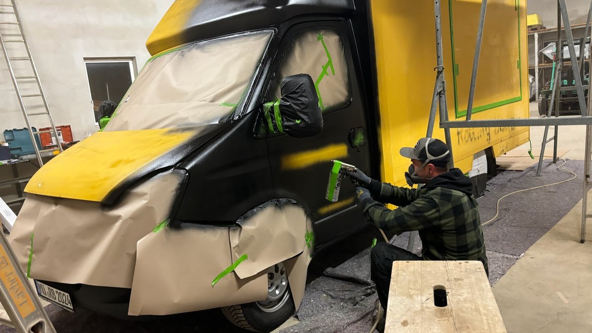 Der ausrangierte DHL-Truck wird von Max Atzenbeck in einer Halle in Niedertaufkirchen schwarz lackiert