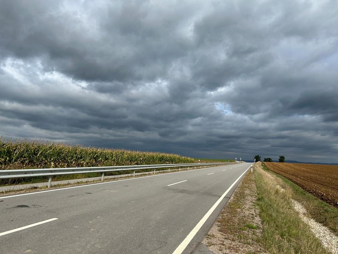 Eine Landstraße, der Himmel bewölkt
