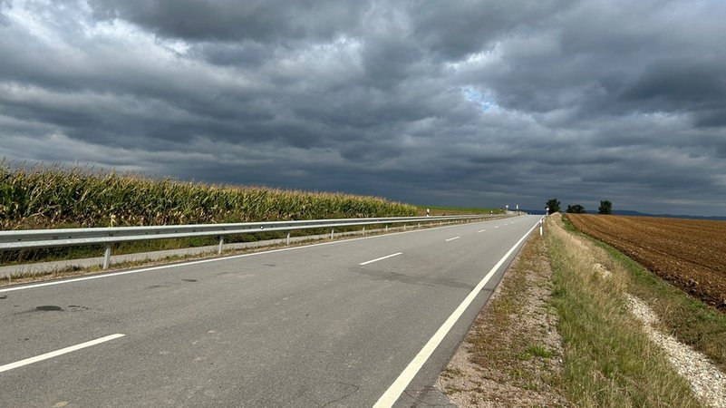 Eine Landstraße, der Himmel bewölkt | Bild: BR/Andreas Wenleder Eine Landstraße, der Himmel bewölkt