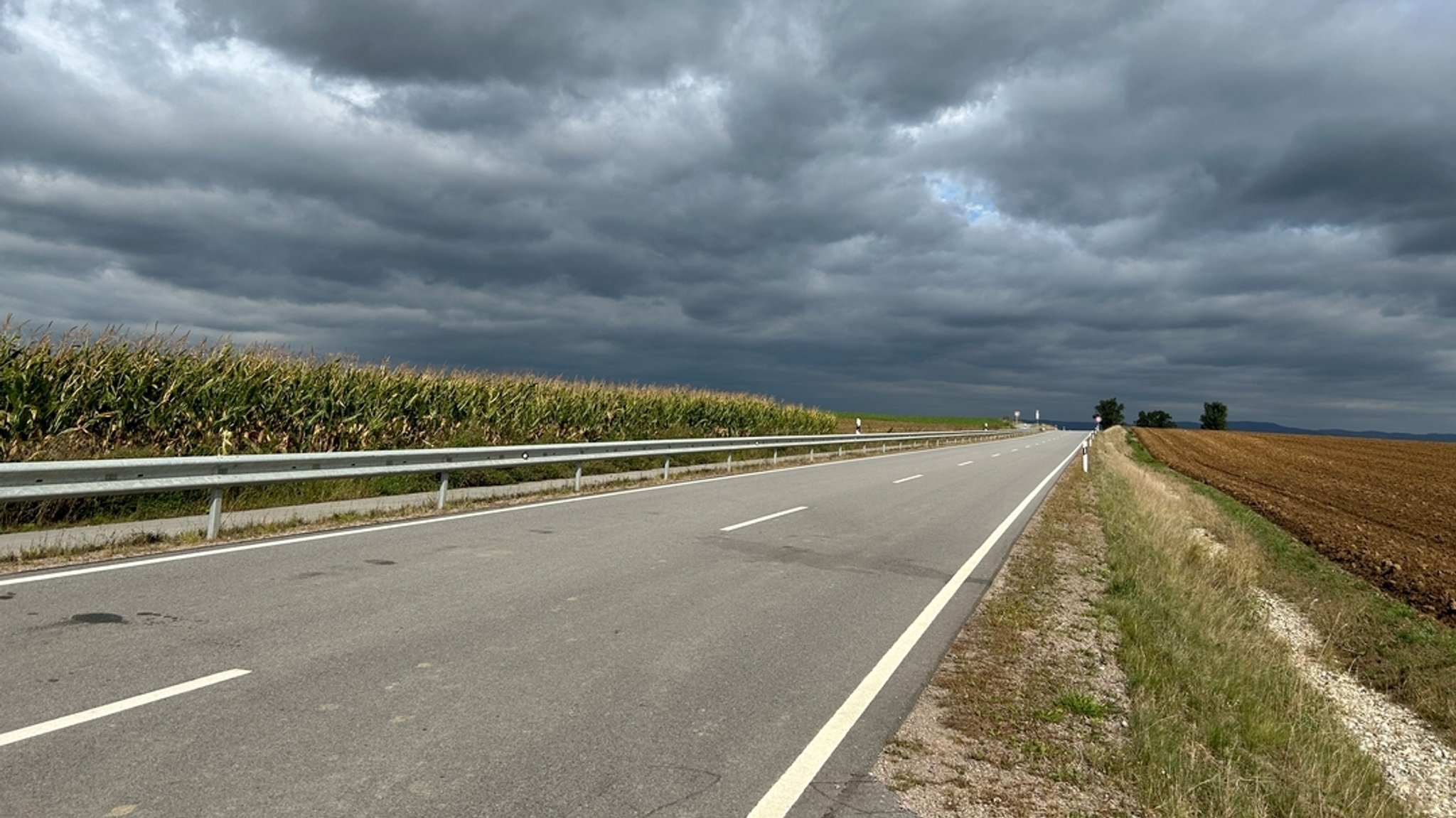 Eine Landstraße, der Himmel bewölkt