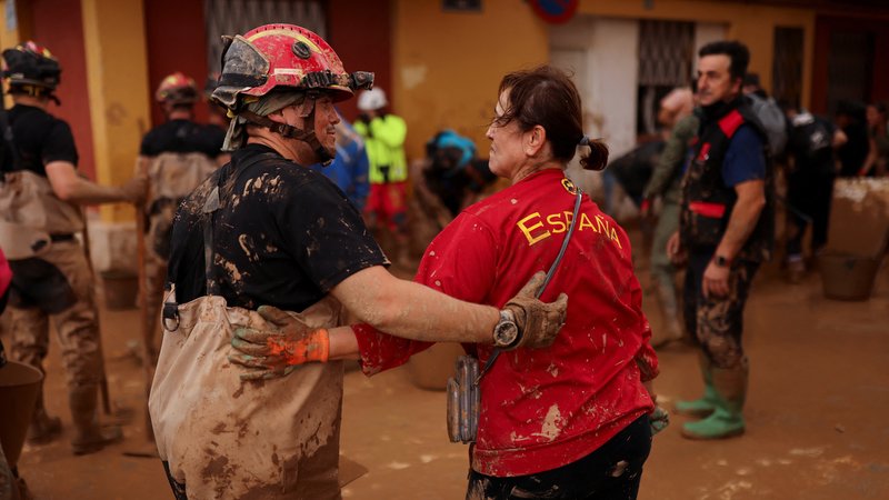 Flut-Helfer suchen weiter nach Vermissten | Bild: REUTERS/Nacho Doce Flut-Helfer suchen weiter nach Vermissten