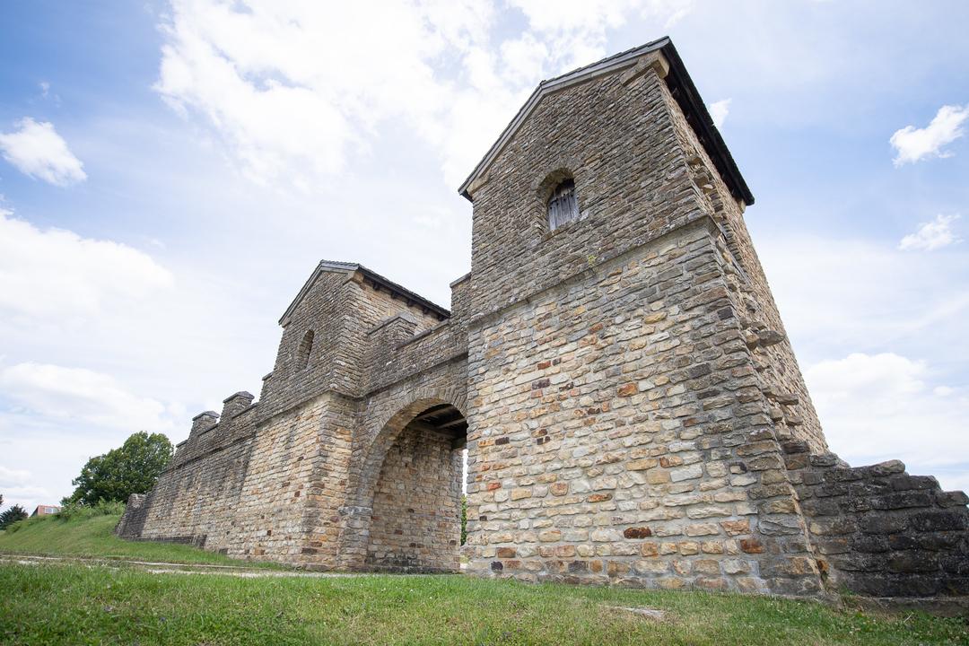 Das rekonstruierte Westtor des römischen Ostkastells.