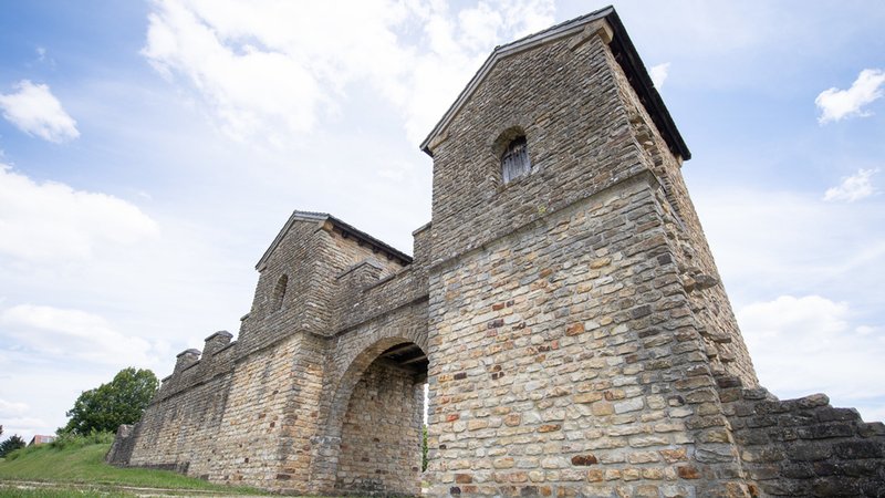 Das rekonstruierte Westtor des römischen Ostkastells. | Bild: dpa-Bildfunk/Sebastian Gollnow Das rekonstruierte Westtor des römischen Ostkastells.