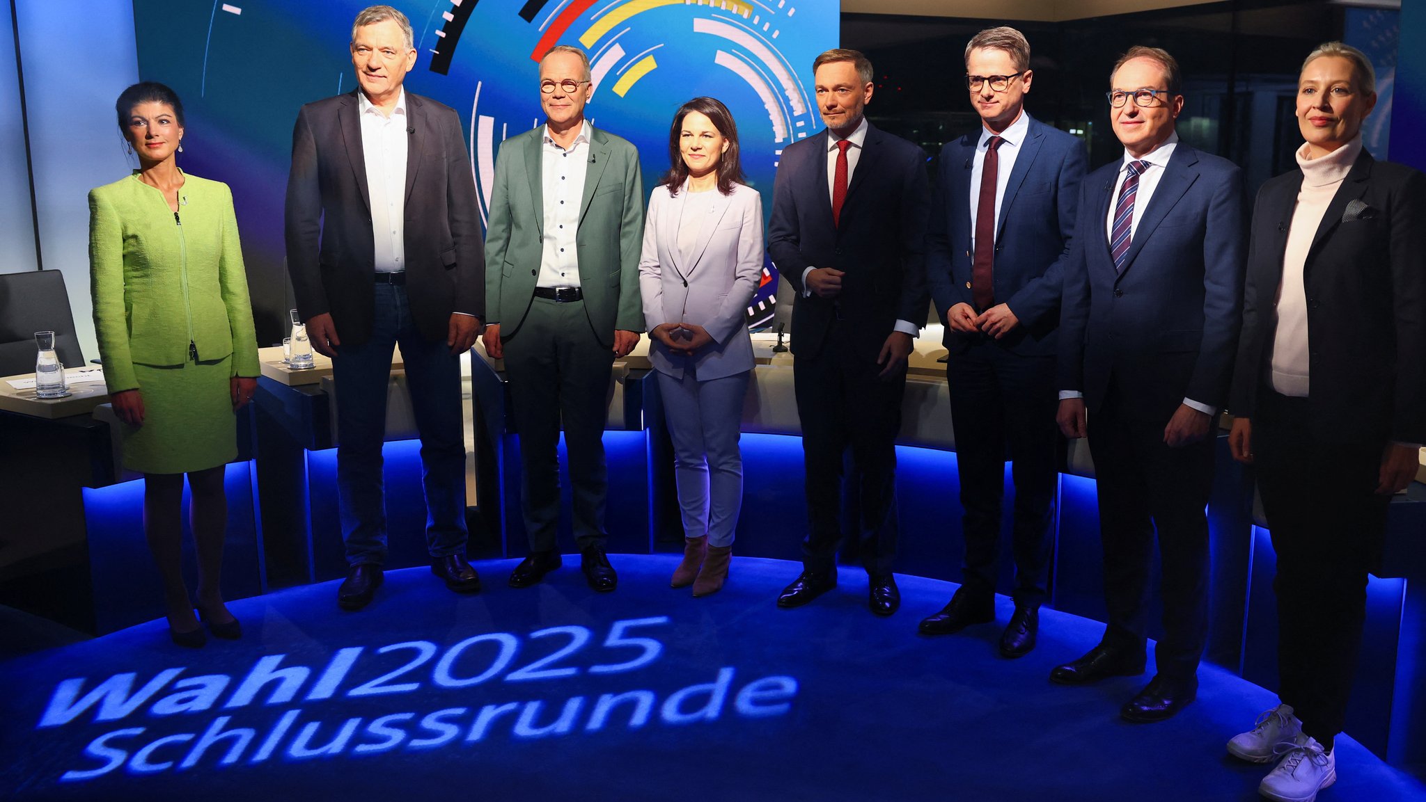 Sahra Wagenknecht (l-r), Parteivorsitzende des BSW, Jan van Aken, Bundesvorsitzender der Partei Die Linke, Matthias Miersch, Generalsekretär der SPD, Annalena Baerbock (Bündnis 90/Die Grünen), Außenministerin, Christian Lindner, Bundesvorsitzender der FDP, Carsten Linnemann, Generalsekretär der CDU, Alexander Dobrindt, CSU-Landesgruppenchef, und Alice Weidel, Bundesvorsitzende und Kanzlerkandidatin der AfD, stehen vor der Fernsehsendung "Schlussrunde" zusammen im Studio.