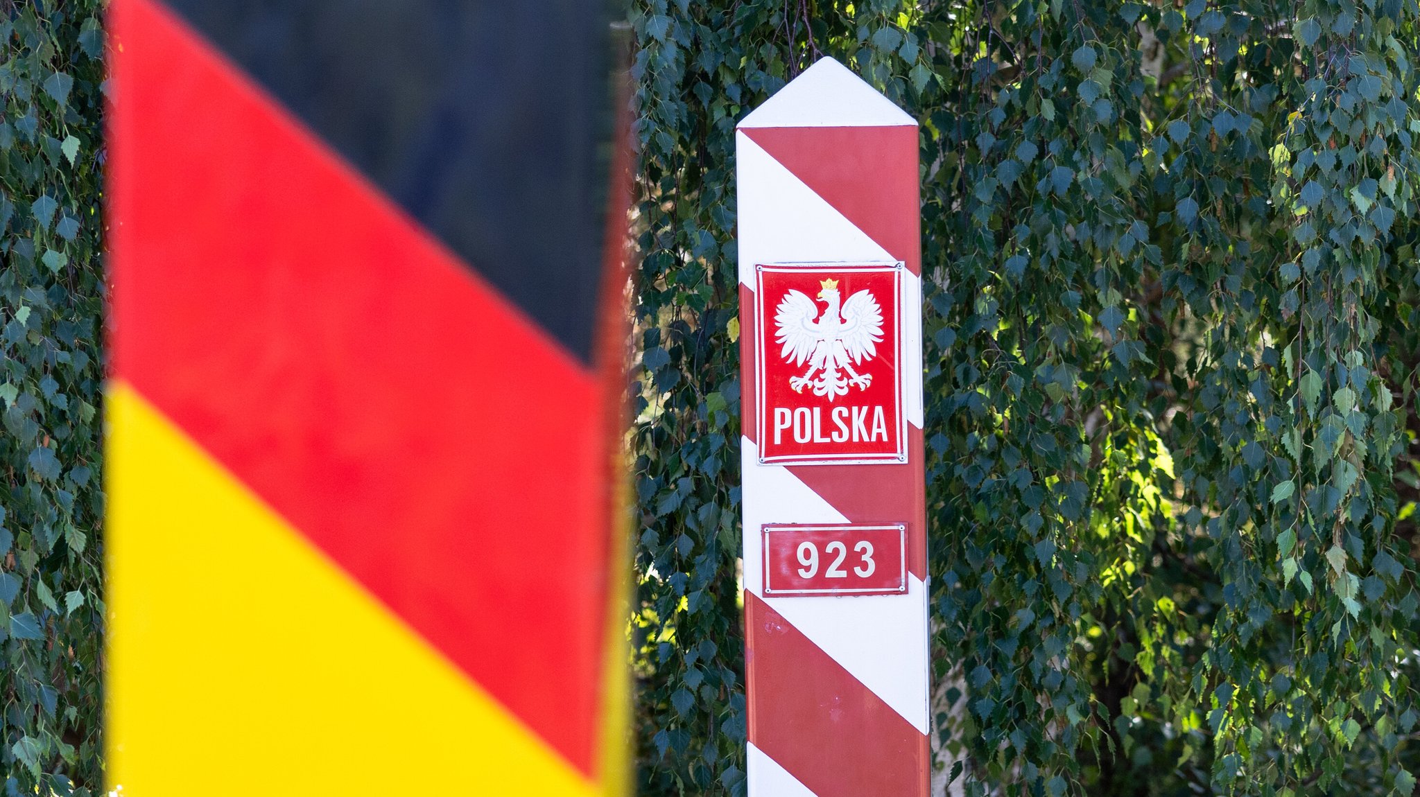 An der deutsch-polnischen Grenze stehen zwei Pfosten. | Bild: picture alliance / Eibner-Pressefoto | Eibner-Pressefoto/Ardan Fuessman An der deutsch-polnischen Grenze stehen zwei Pfosten.