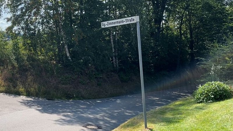 29.07.2024, Eslarn - Die Georg-Zimmermann-Straße soll gegen den Willen der Anwohner umbenannt werden. | Bild: BR/Margit Ringer 29.07.2024, Eslarn - Die Georg-Zimmermann-Straße soll gegen den Willen der Anwohner umbenannt werden.