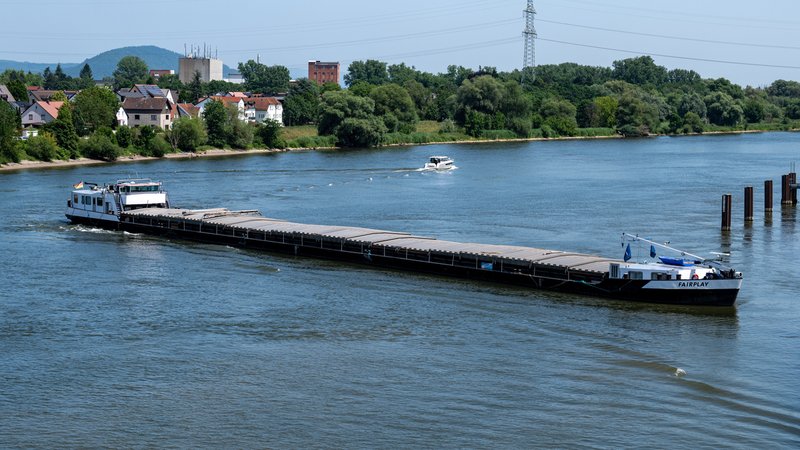 Das Frachtschiff "Fairplay" aus Rotterdam auf der Donau bei Regensburg. | Bild: pa/dpa/Armin Weigel Das Frachtschiff "Fairplay" aus Rotterdam auf der Donau bei Regensburg.