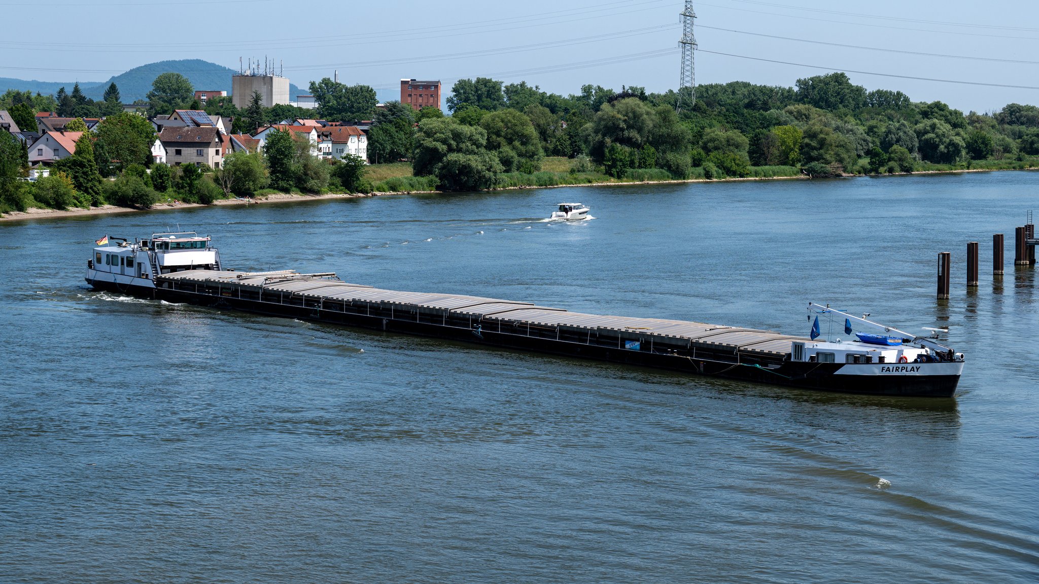 Das Frachtschiff "Fairplay" aus Rotterdam auf der Donau bei Regensburg.