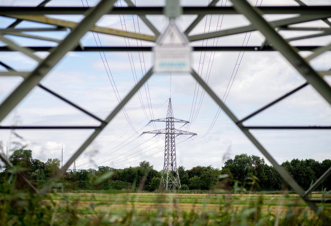 Niedersachsen, Otterndorf: Eine Hochspannungsleitung führt über ein Feld am Ortsrand.