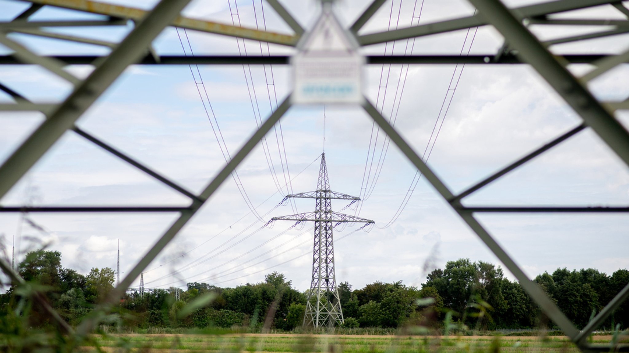 Niedersachsen, Otterndorf: Eine Hochspannungsleitung führt über ein Feld am Ortsrand.