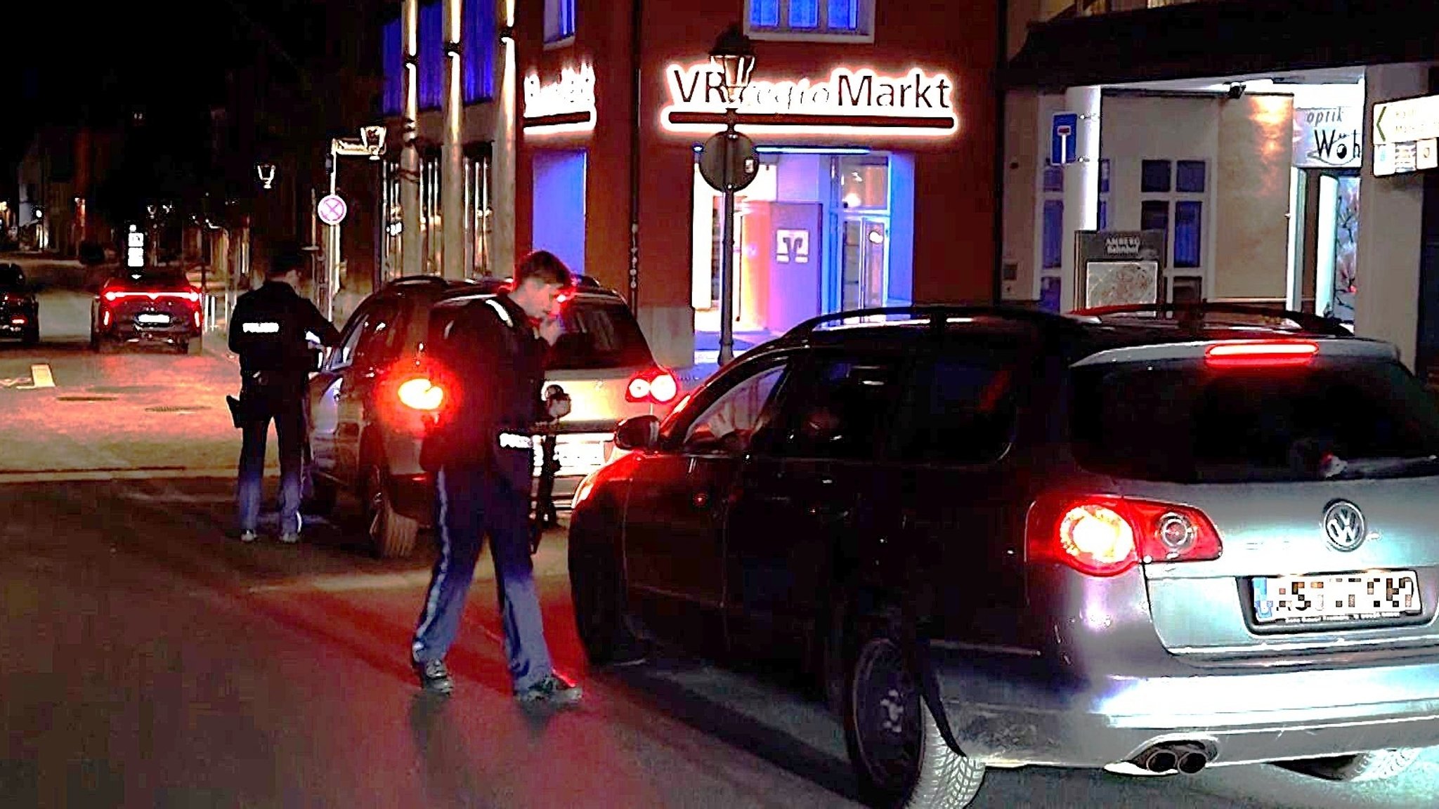 Polizisten führen Fahrzeugkontrollen im Stadtbereich von Amberg durch. | Bild: News5 Polizisten führen Fahrzeugkontrollen im Stadtbereich von Amberg durch.