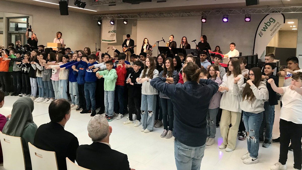 Kinder singen zur Einweihung der Bertolt-Brecht-Schule Nürnberg.