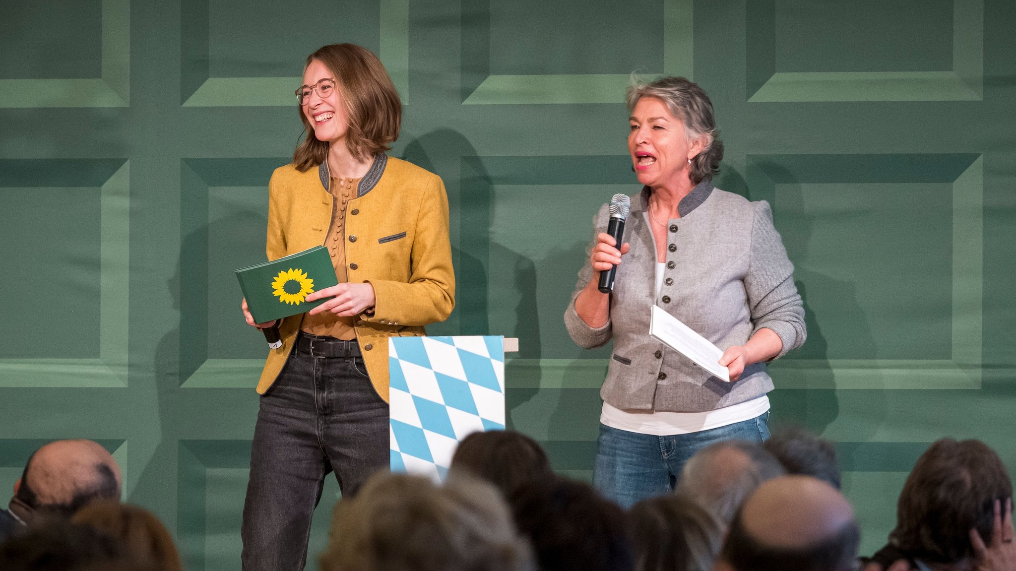 (Archivbild) Die Landesvorsitzenden der bayerischen Grünen Eva Lettenbauer (l.) und Gisela Sengl 