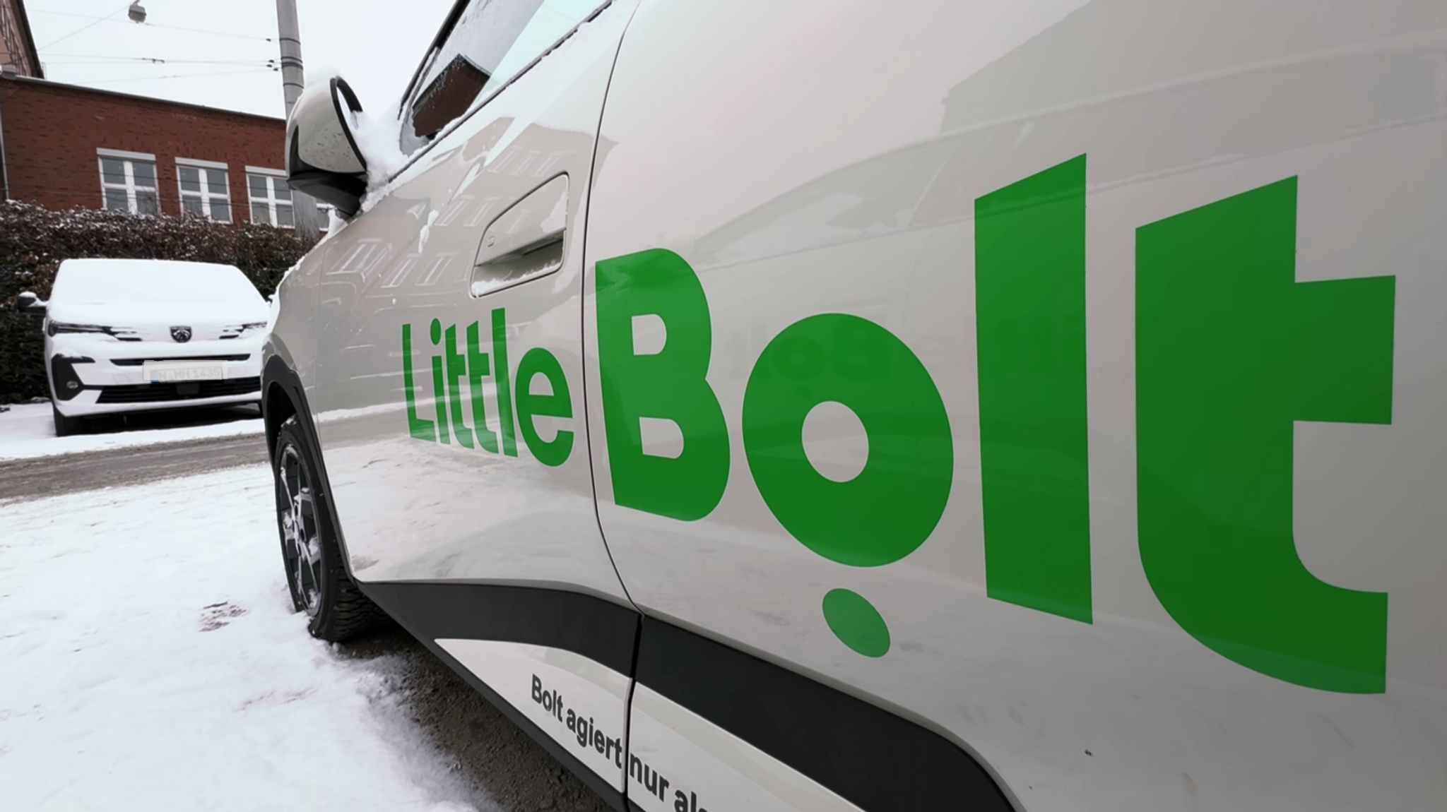 Ein Fahrzeug des Mobilitätsvermittlers Bolt steht in Nürnberg auf einem Parkplatz.