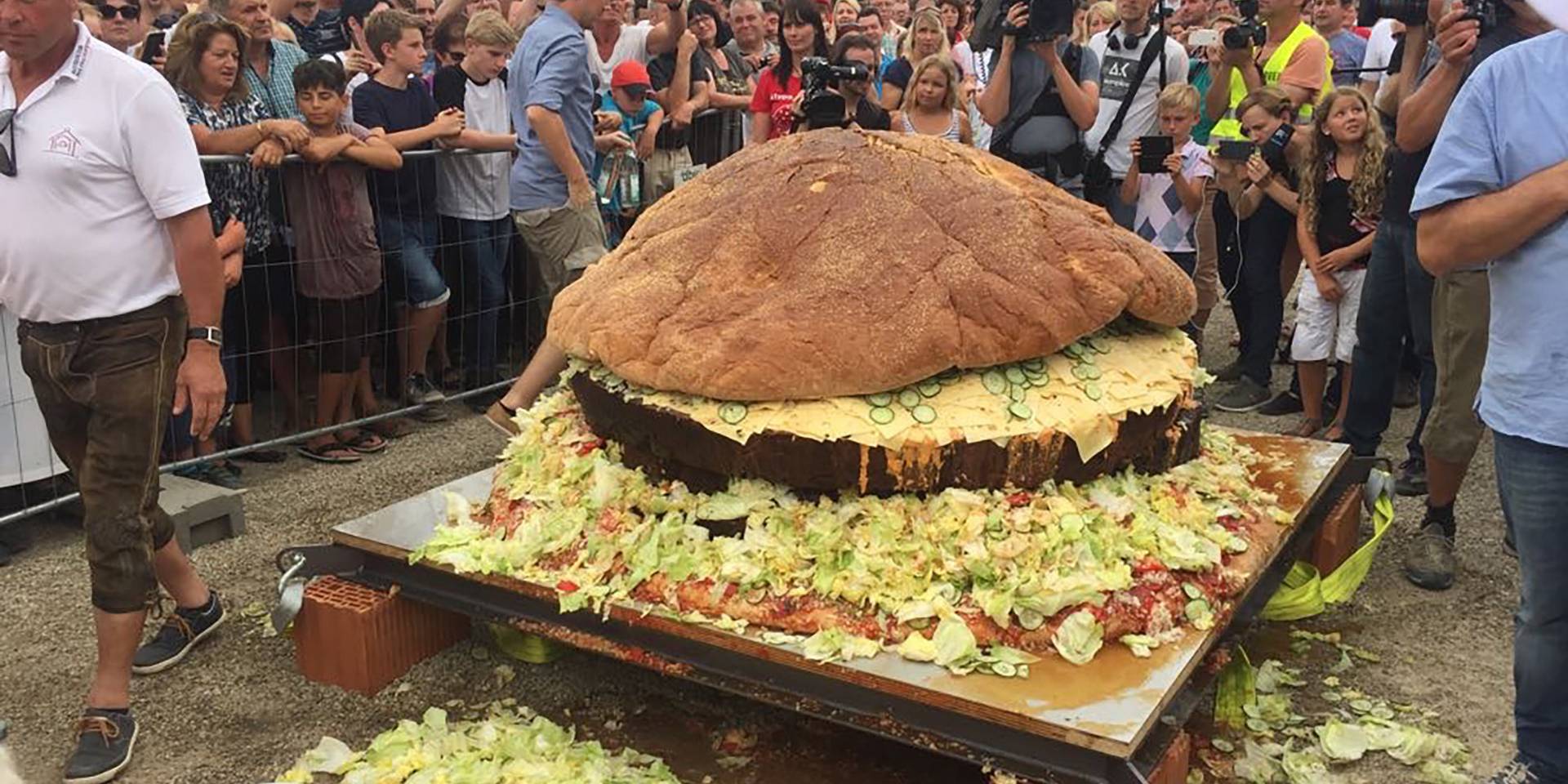 Weltrekordversuch Gegluckt Grosster Hamburger Der Welt Kommt Aus Niederbayern Bayern 3