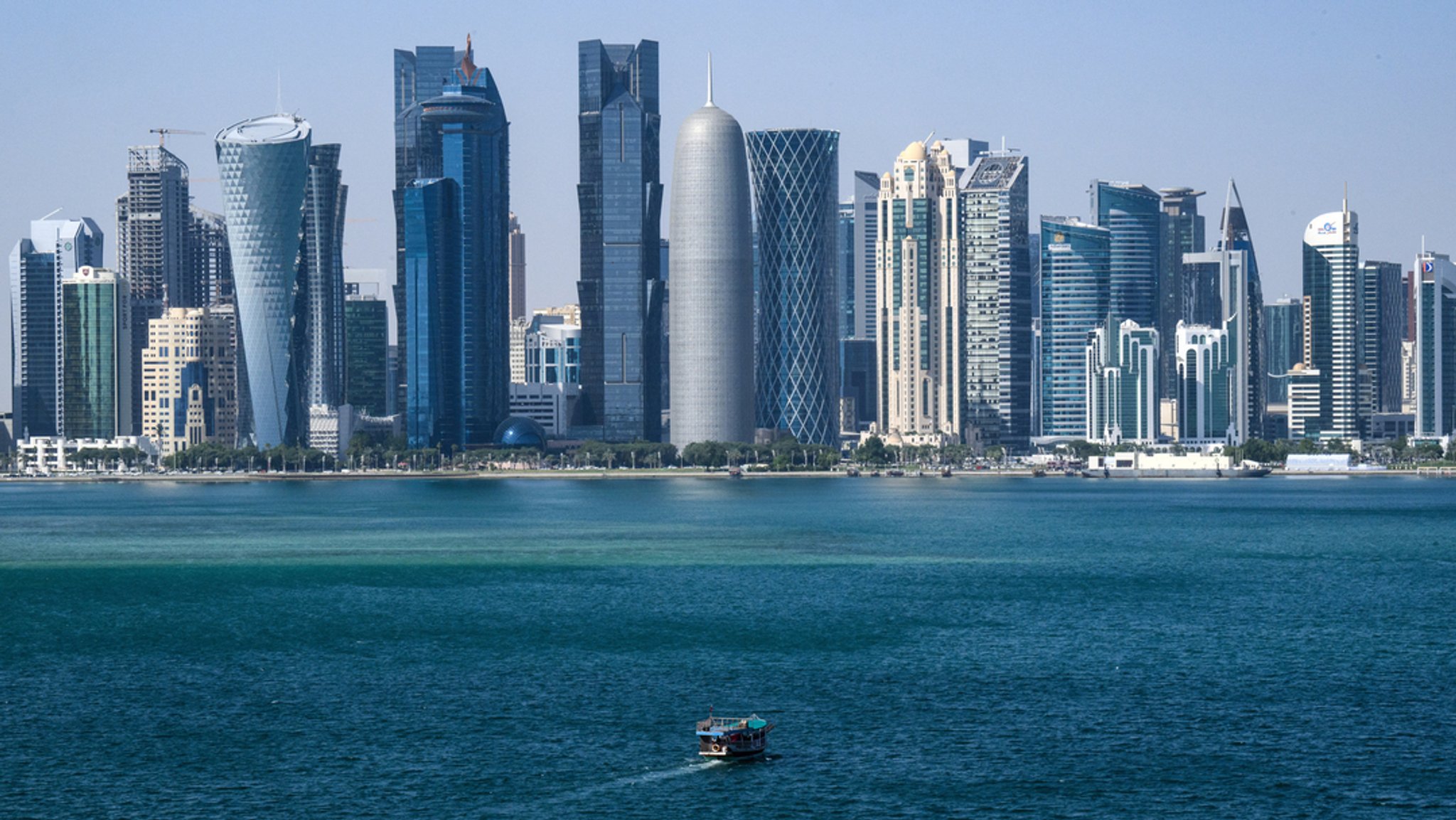 Symbolbild Katar. ARCHIV ( 29.11.2023) Katar, Doha: Ein Boot fährt vor der Skyline von Doha (Katar) vorbei. 