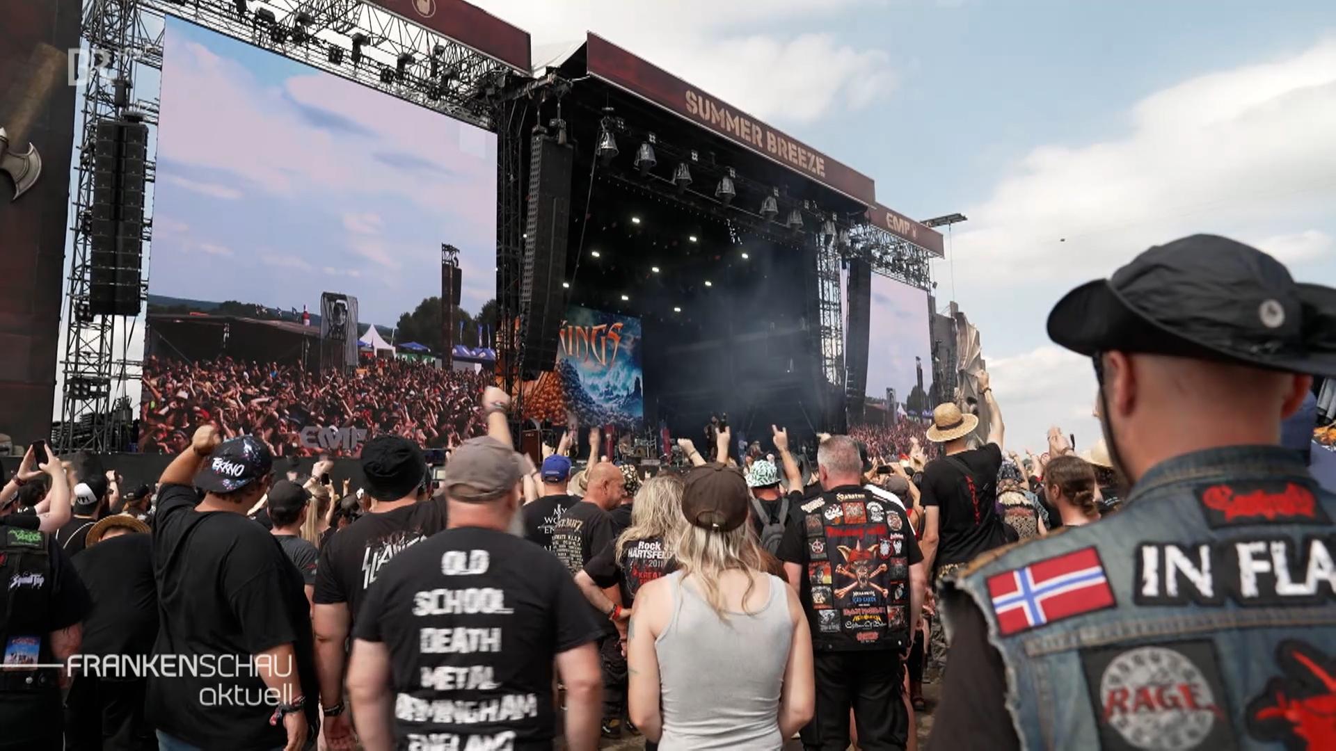 Musikfans vor einer Bühne auf dem Summer Breeze 2024.