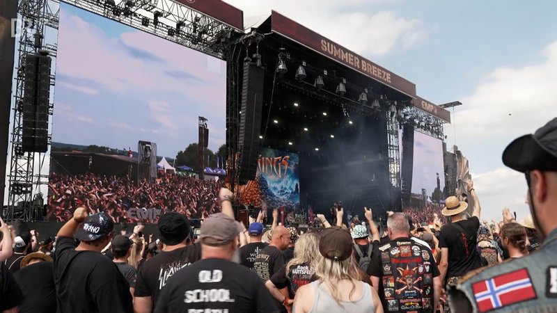 Musikfans vor einer Bühne auf dem Summer Breeze 2024. | Bild: BR Musikfans vor einer Bühne auf dem Summer Breeze 2024.