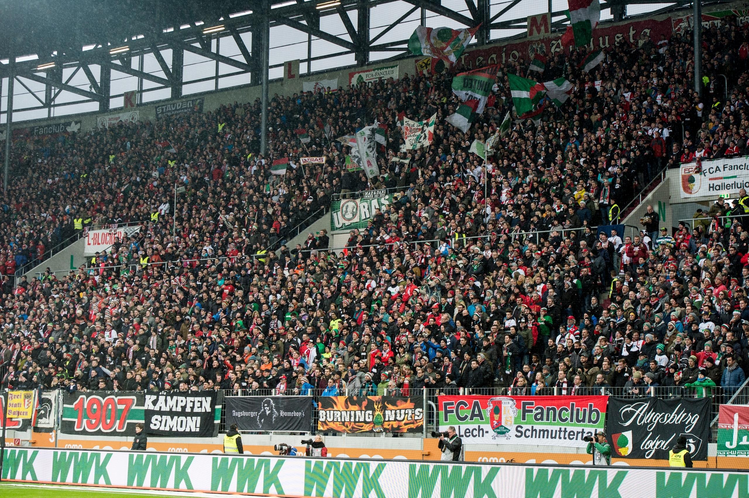 Bei einem Fußballspiel hatte sich vor der WWK-Arena in Augsburg ein Schuss aus der Dienstwaffe eines Polizisten gelöst.
