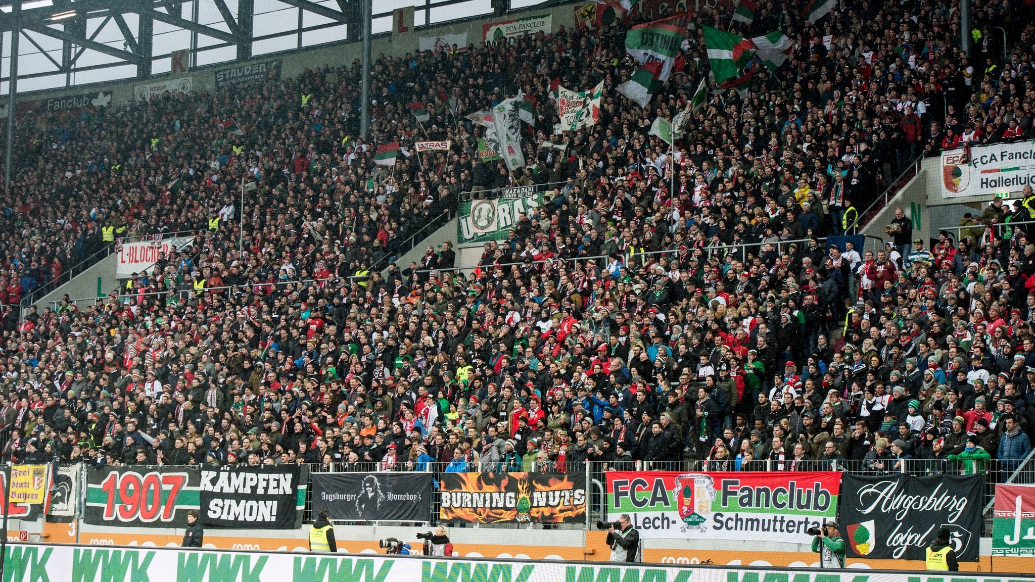 Bei einem Fußballspiel hatte sich vor der WWK-Arena in Augsburg ein Schuss aus der Dienstwaffe eines Polizisten gelöst.