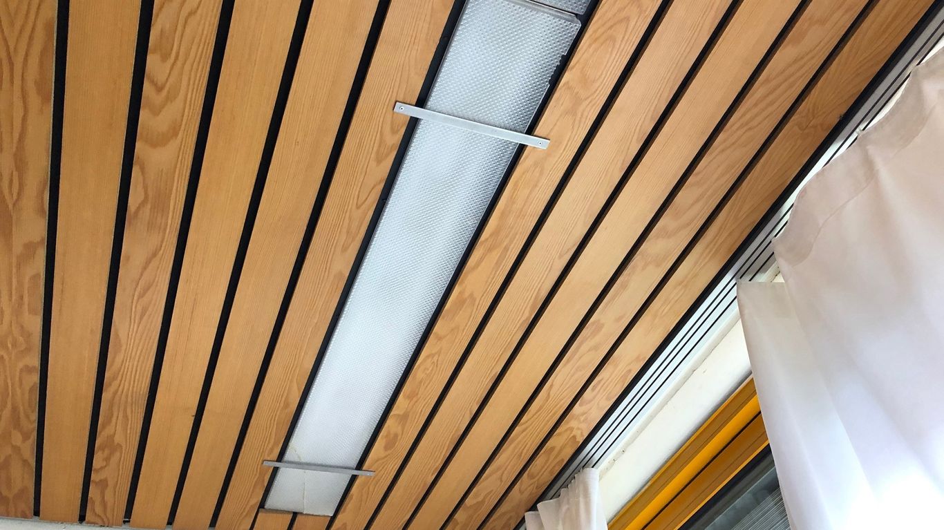 Kein Einzelfall: Eine der Deckenstrahler im Therapiegebäude musste notdürftig festgeschraubt werden.