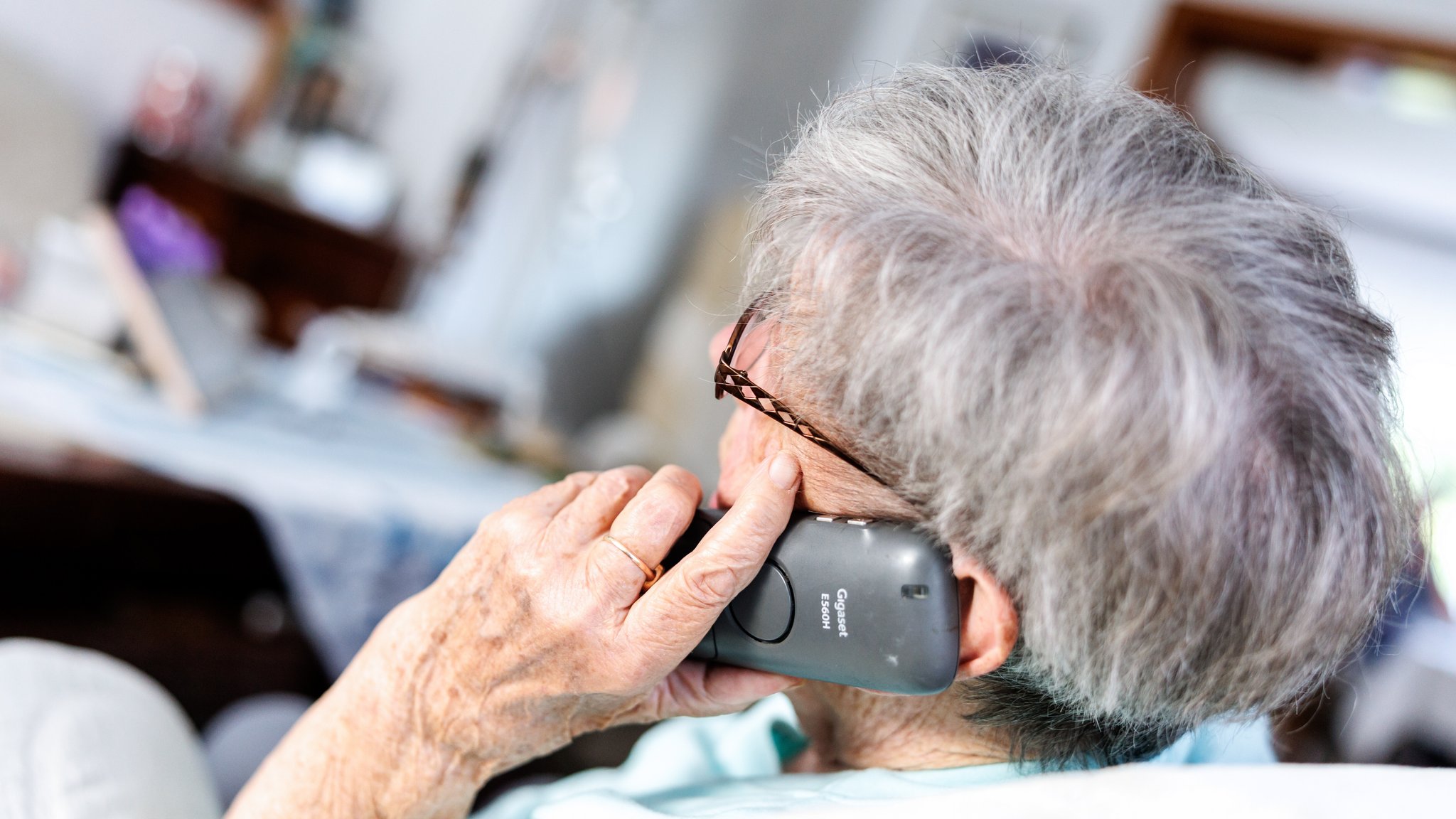 Symbolbild: Eine Seniorin am Telefon