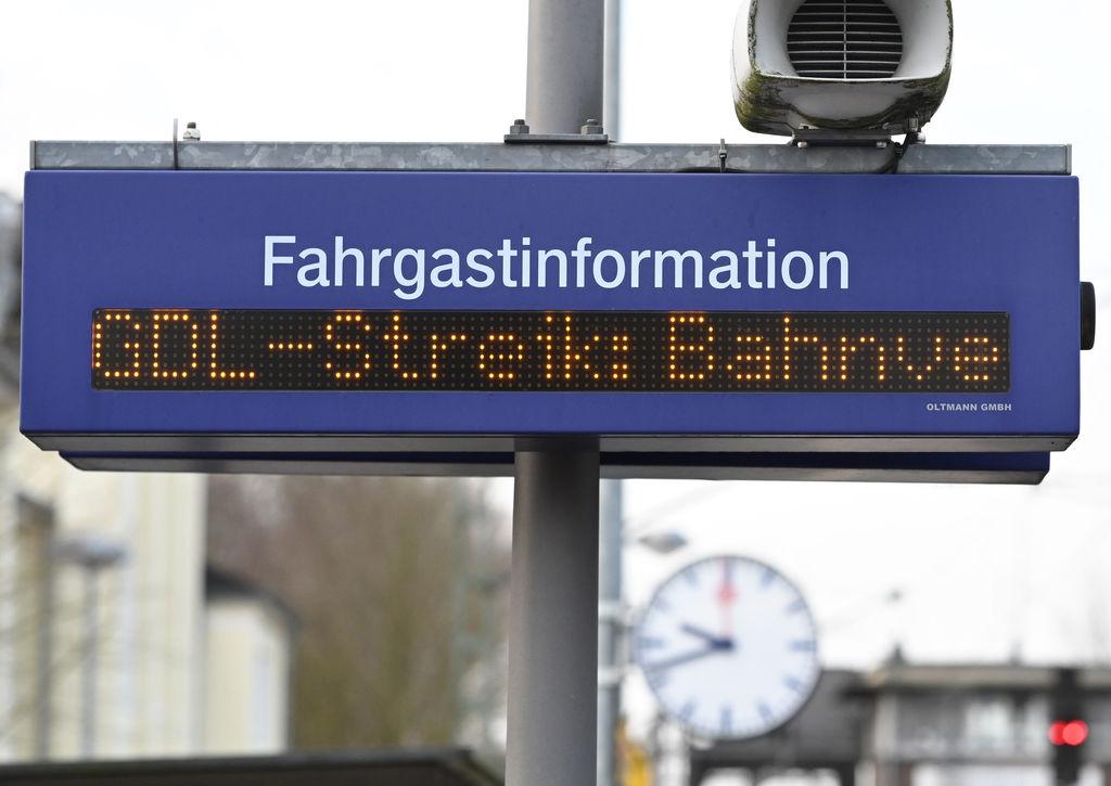 24.01.2024, Niedersachsen, Papenburg: Eine Anzeigetafel für die Fahrgastinformationen zeigt ·GDL-Streik· an. Die Gewerkschaft Deutscher Lokomotivführer (GDL) hat zu einem weiteren mehrtägigen Streik bei der Deutschen Bahn aufgerufen. Es ist der vierte und mit Abstand längste Arbeitskampf im laufenden Tarifstreit bei der Deutschen Bahn. Foto: Lars Penning/dpa +++ dpa-Bildfunk +++