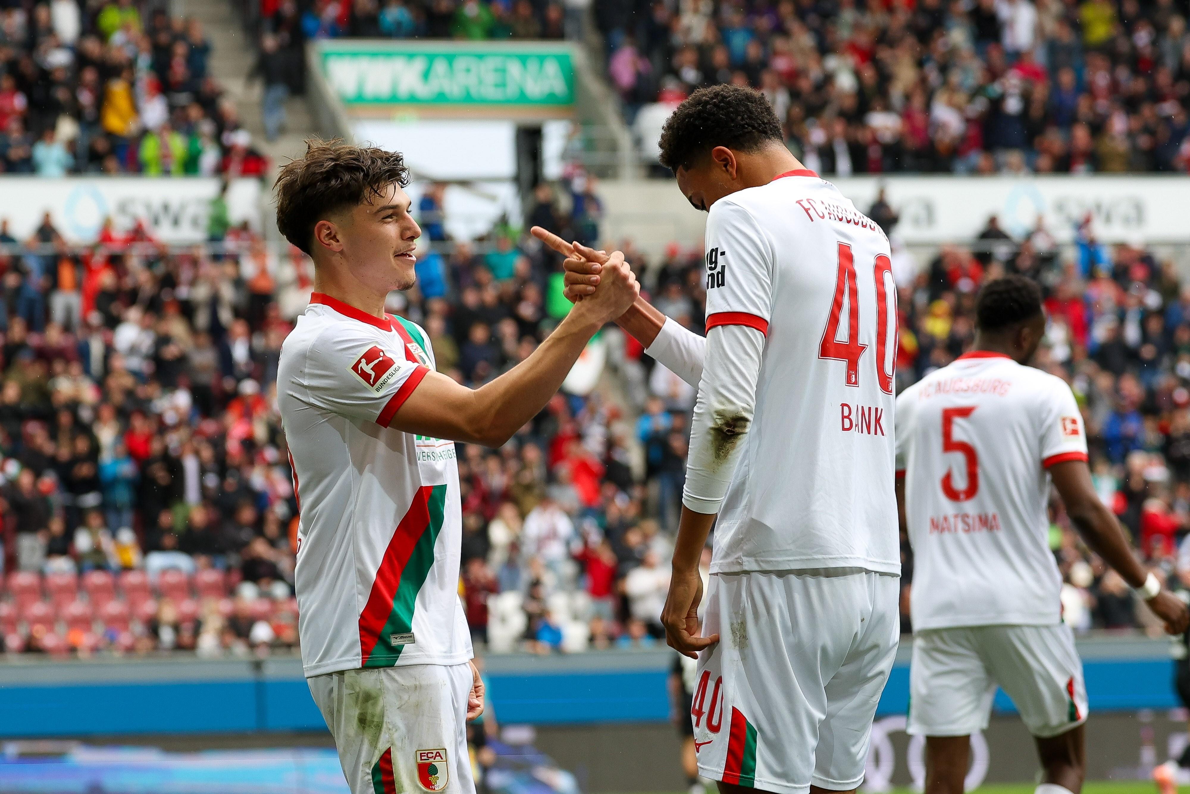 Augsburgs Noahkai Banks (r.) und Mert Kömür beim Torjubel