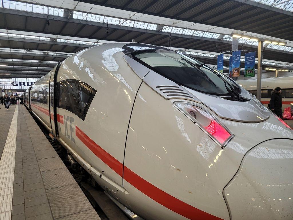 11.12.2025, München - Ein ICE wartet im Hauptbahnhof. Am Sonntag, dem 14.12.2025 findet der DB-Fahrplanwechsel statt.