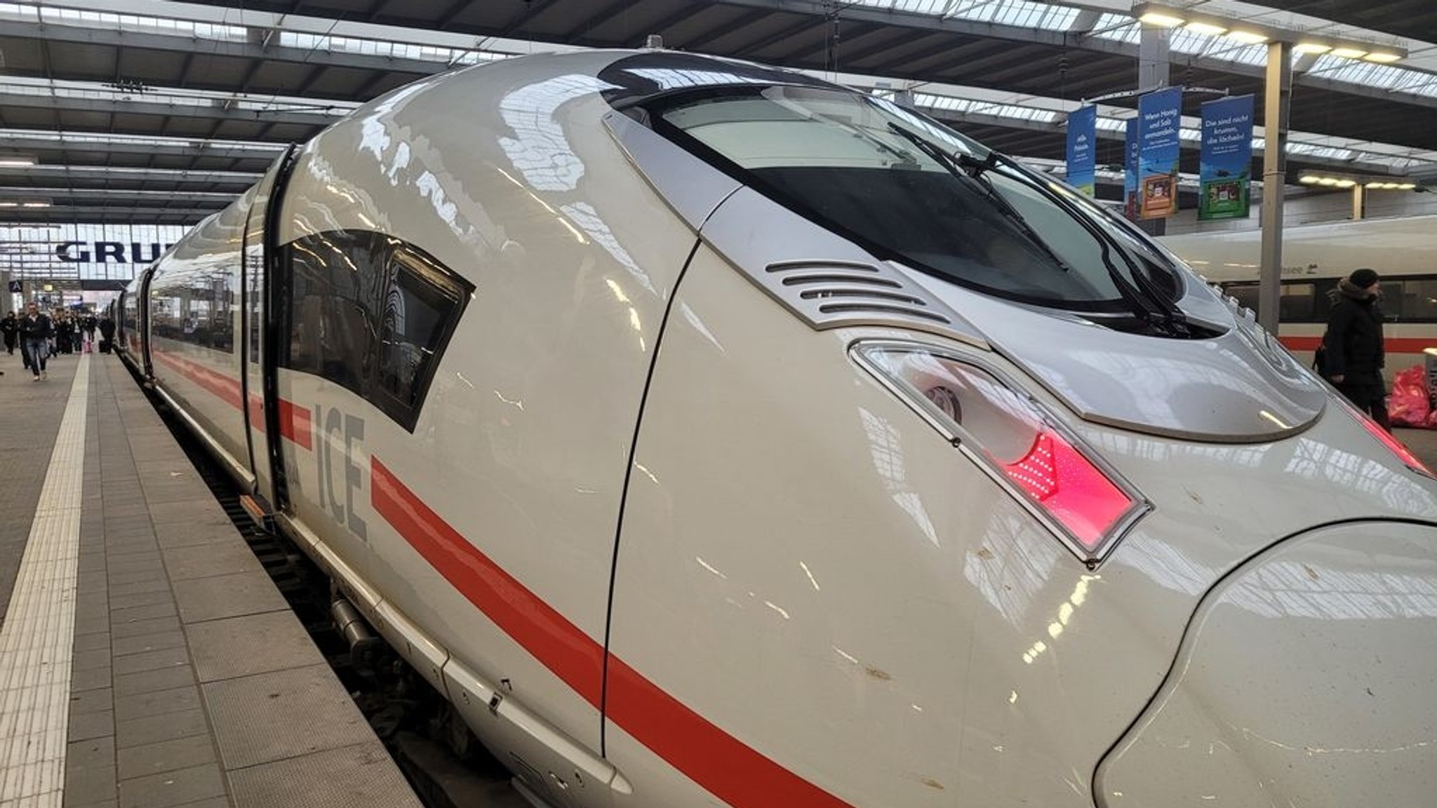 11.12.2025, München - Ein ICE wartet im Hauptbahnhof. Am Sonntag, dem 14.12.2025 findet der DB-Fahrplanwechsel statt. | Bild: BR/Anton Rauch 11.12.2025, München - Ein ICE wartet im Hauptbahnhof. Am Sonntag, dem 14.12.2025 findet der DB-Fahrplanwechsel statt.