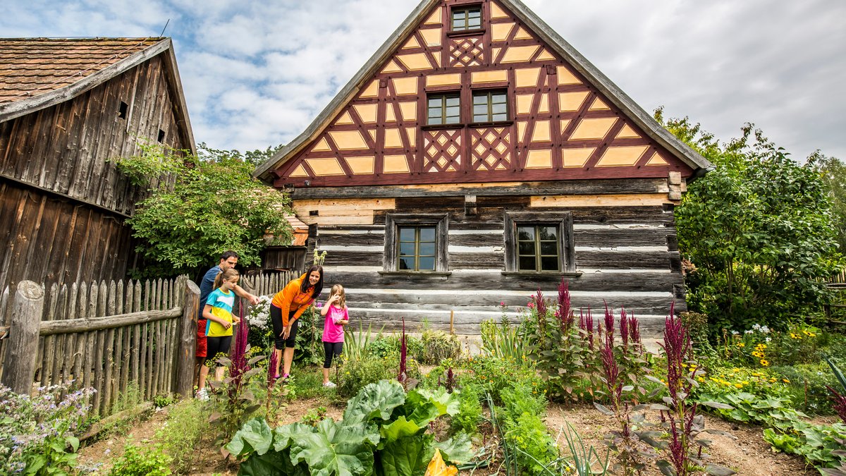 Haus mit Gemüsegarten im Freilandmuseum Oberpfalz