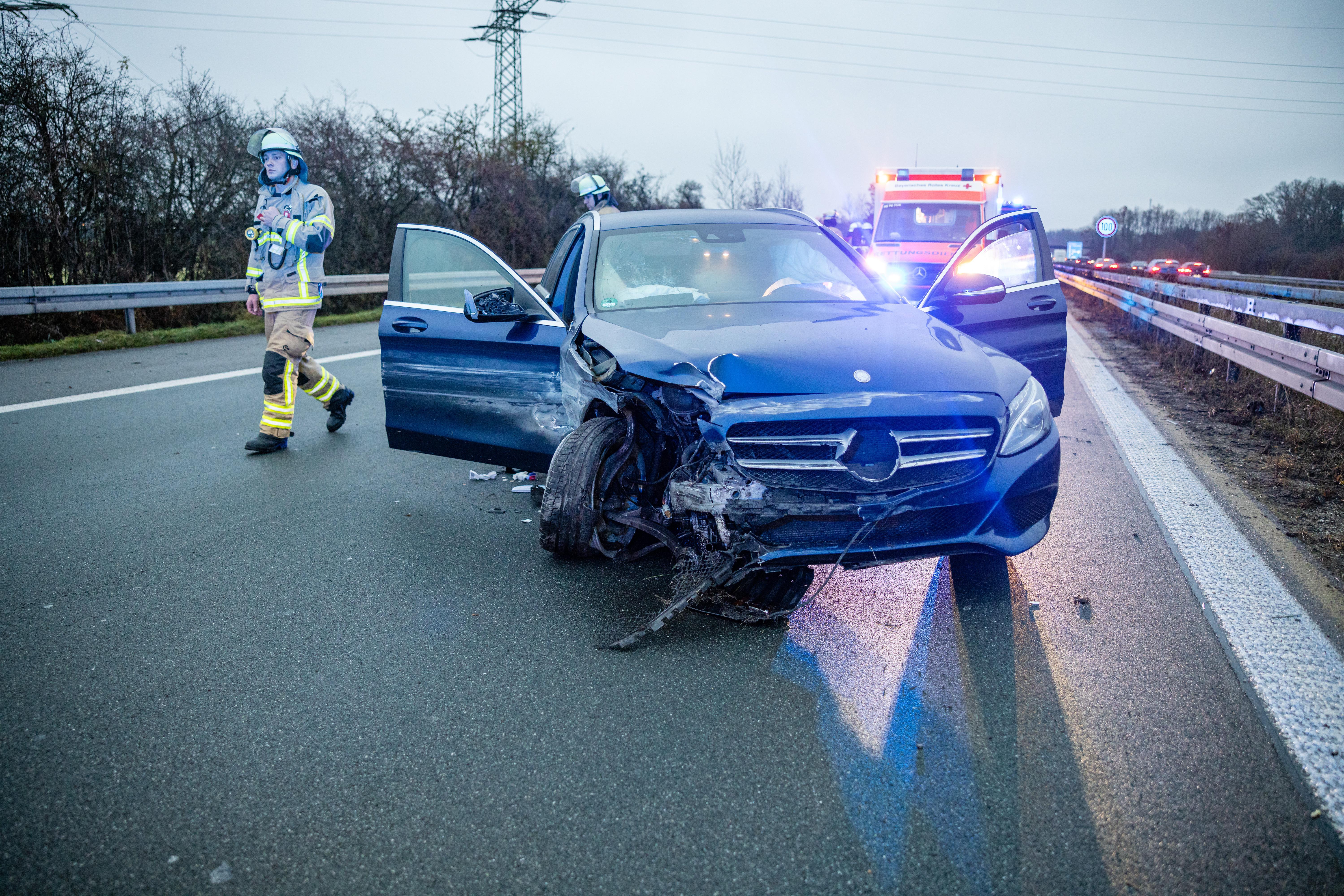 Der Pkw steht nach dem Unfall auf der A73 in Höhe Fürth.