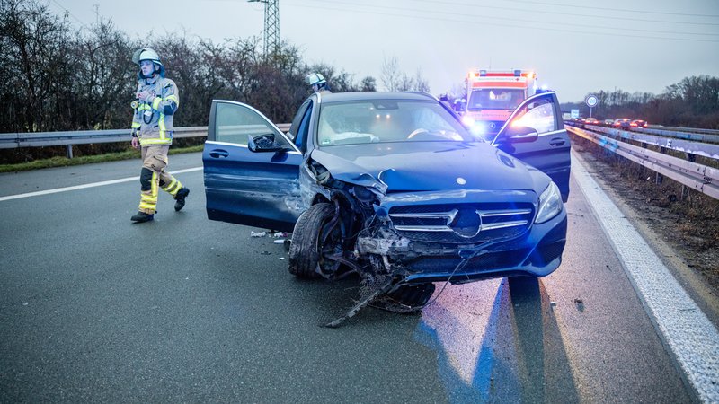Der Pkw steht nach dem Unfall auf der A73 in Höhe Fürth. | Bild: David Osswald/NEWS5/dpa Der Pkw steht nach dem Unfall auf der A73 in Höhe Fürth.