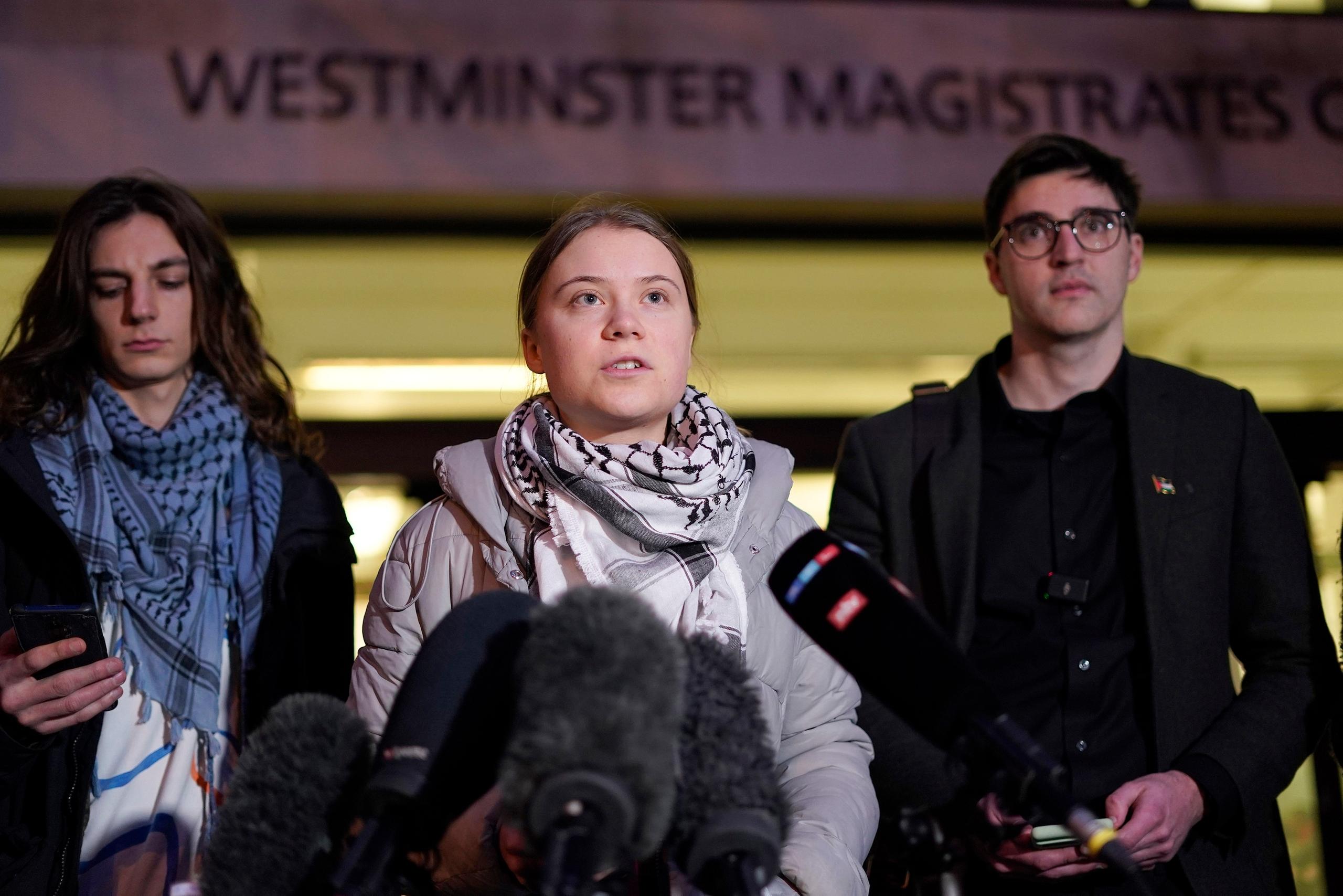 dpatopbilder - 01.02.2024, Großbritannien, London: Greta Thunberg (M), Klimaaktivistin aus Schweden, spricht vor dem Westminster Magistrates Court zu den Medien. In London hat ein Prozess gegen die schwedische Klimaaktivistin und einige ihrer Mitstreiter begonnen. Die Anklage wirft ihnen Störung der öffentlichen Ordnung vor, nachdem sie vor drei Monaten gegen ein Treffen von Energiemanagern in der Stadt protestiert hatten. Foto: Alberto Pezzali/AP/dpa +++ dpa-Bildfunk +++