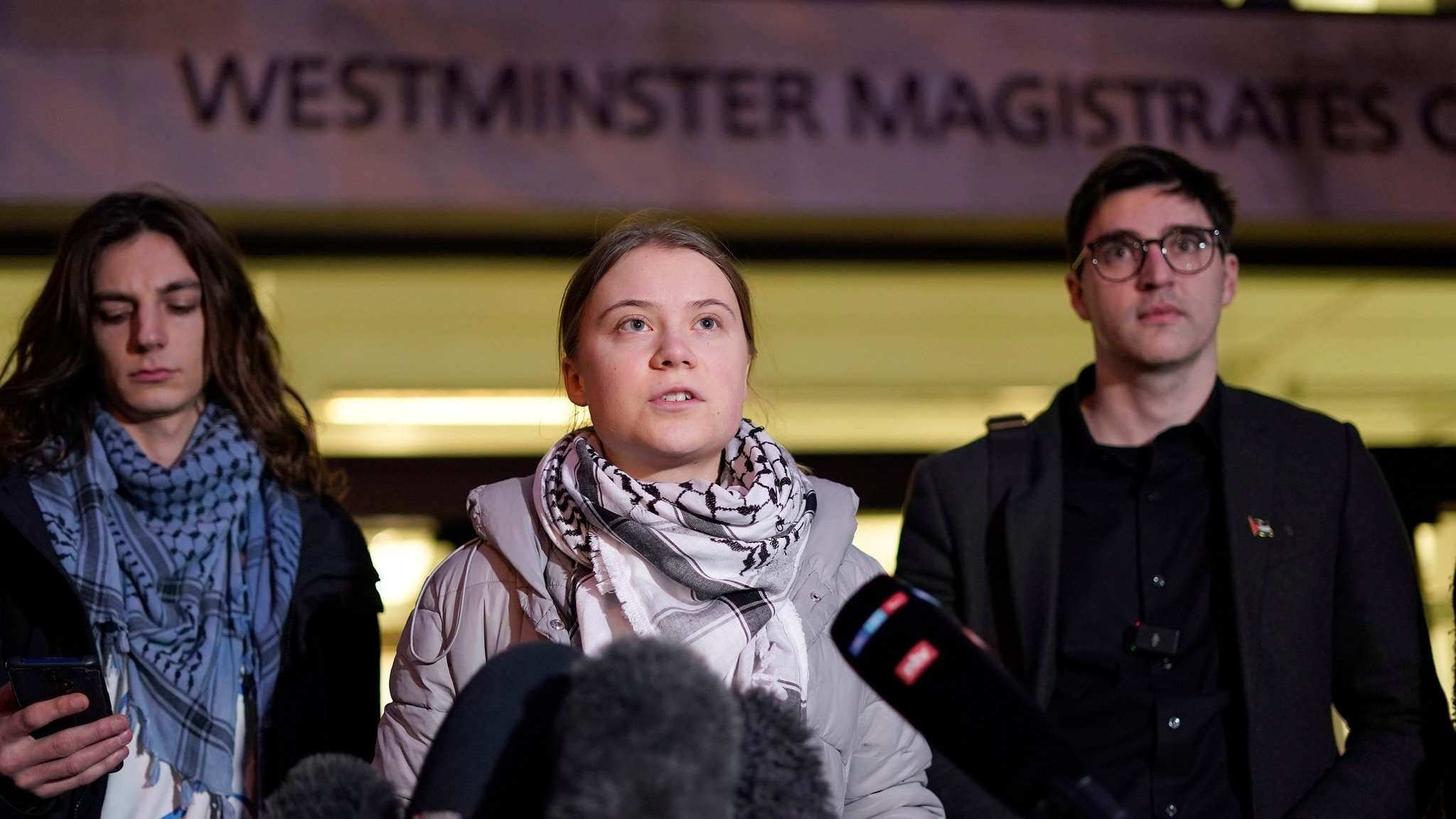 dpatopbilder - 01.02.2024, Großbritannien, London: Greta Thunberg (M), Klimaaktivistin aus Schweden, spricht vor dem Westminster Magistrates Court zu den Medien. In London hat ein Prozess gegen die schwedische Klimaaktivistin und einige ihrer Mitstreiter begonnen. Die Anklage wirft ihnen Störung der öffentlichen Ordnung vor, nachdem sie vor drei Monaten gegen ein Treffen von Energiemanagern in der Stadt protestiert hatten. Foto: Alberto Pezzali/AP/dpa +++ dpa-Bildfunk +++