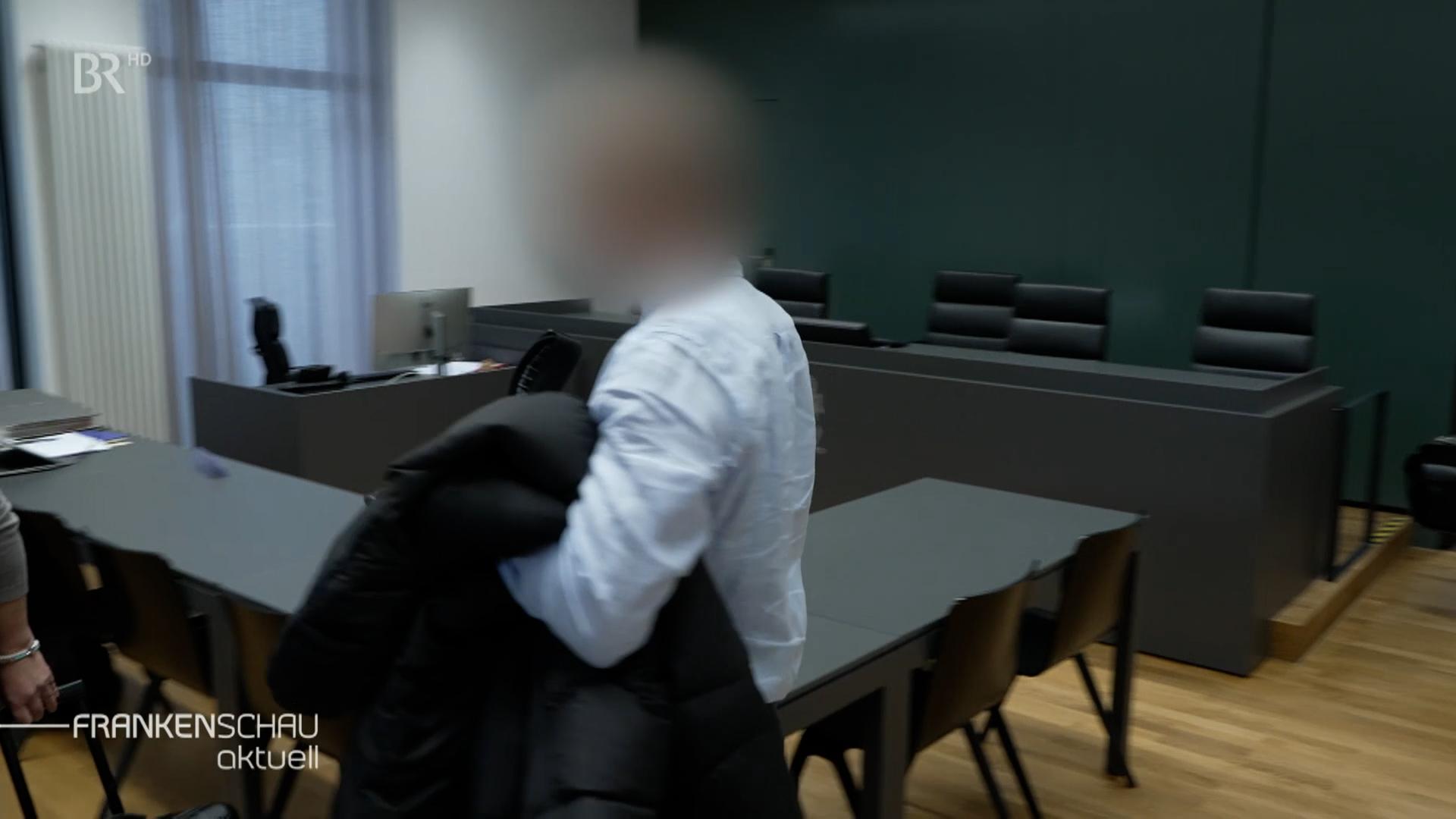 Der Angeklagte im Verwaltungsgericht in Ansbach: Das Gesicht des Mannes ist geblurrt.