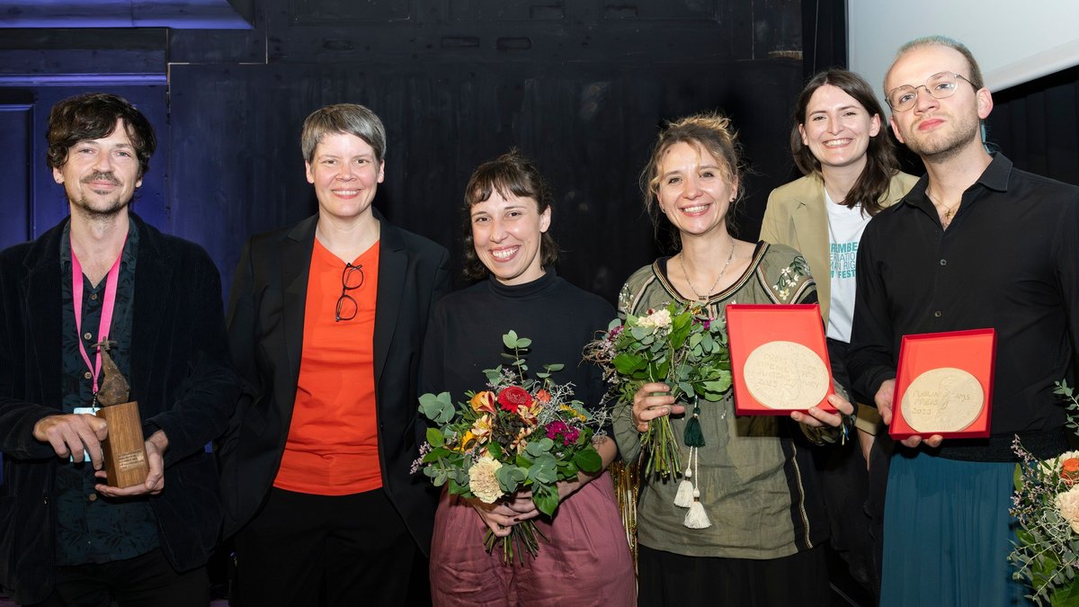 Die Preisträgerinnen und Preisträger des Menschenrechtsfilmfestivals in Nürnberg.